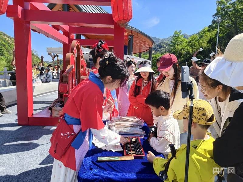 五一假期三清山热度高涨，多主题文旅活动拉开帷幕